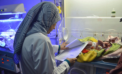 Die Kinderärztin Dr. Samira Alaani untersucht am Fallujah General Hospital ein Neugeborenes