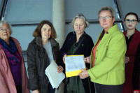 Übergabe von über 7.600 Unterschriften an Kersten Steinke, Vorsitzende des Petitionsausschusses unter dem Reichsküppel am 12. November 2014. Foto: Xanthe Hall / IPPNW