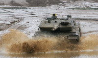 Der Kampfpanzer Leopard 2 A6 bei der Durchquerung eines Gewaessers im Rahmen des Voruebens zur Informationslehruebung Heer am Ausbildungszentrum Munster.